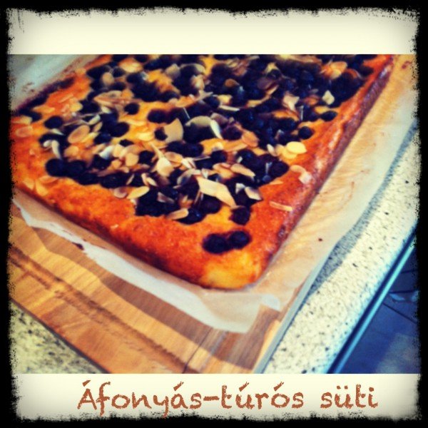 Áfonyás-túrós süti mandulával